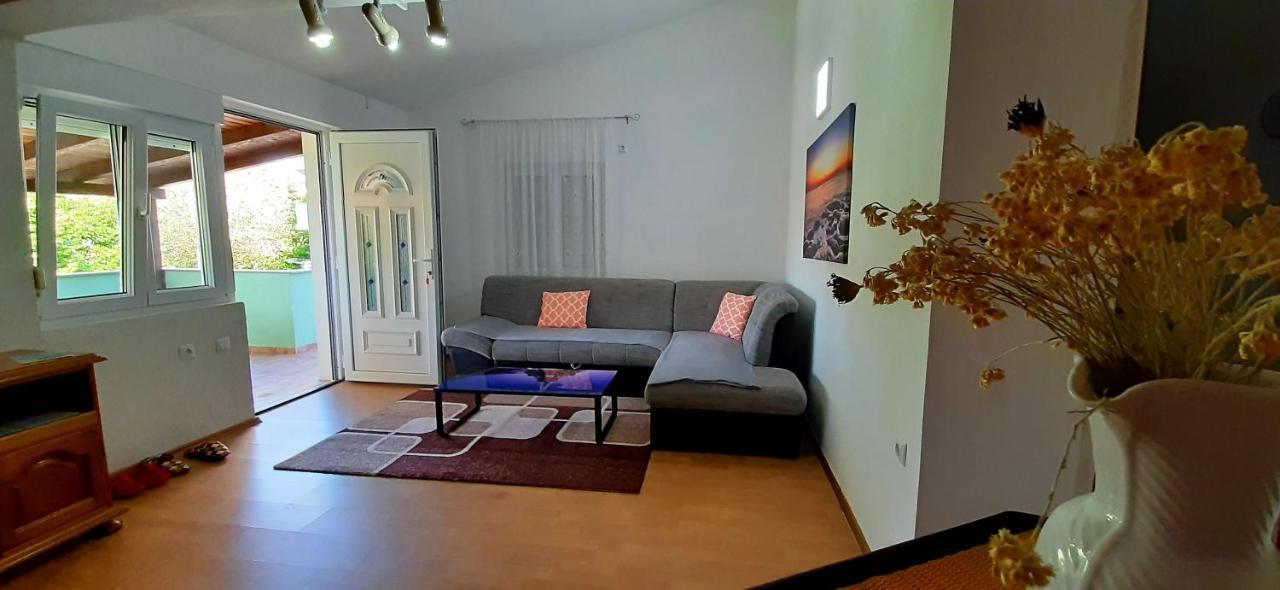 Ema & Sea Apartment'S Pula Exterior photo