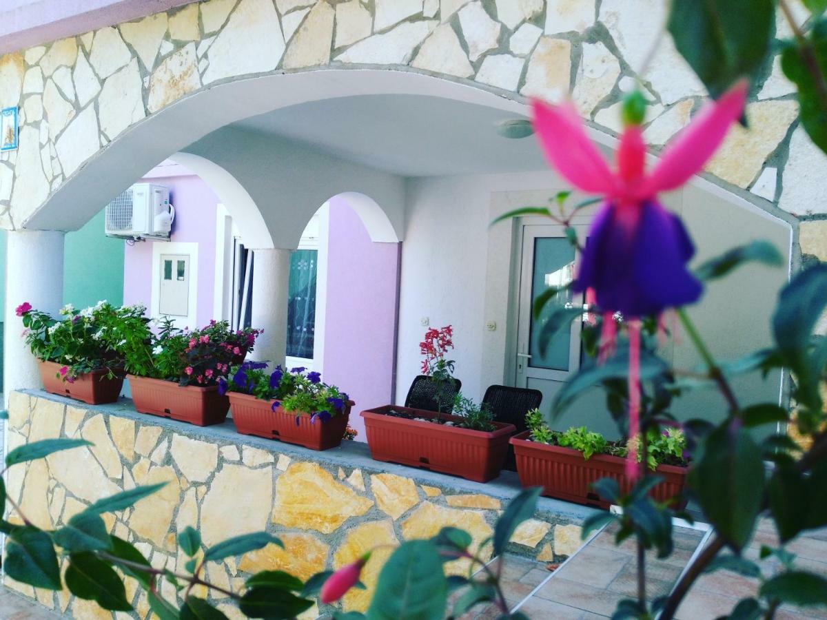 Ema & Sea Apartment'S Pula Exterior photo